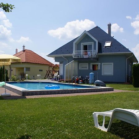 Kek Vendeghaz Family Resort Gyenesdiás المظهر الخارجي الصورة