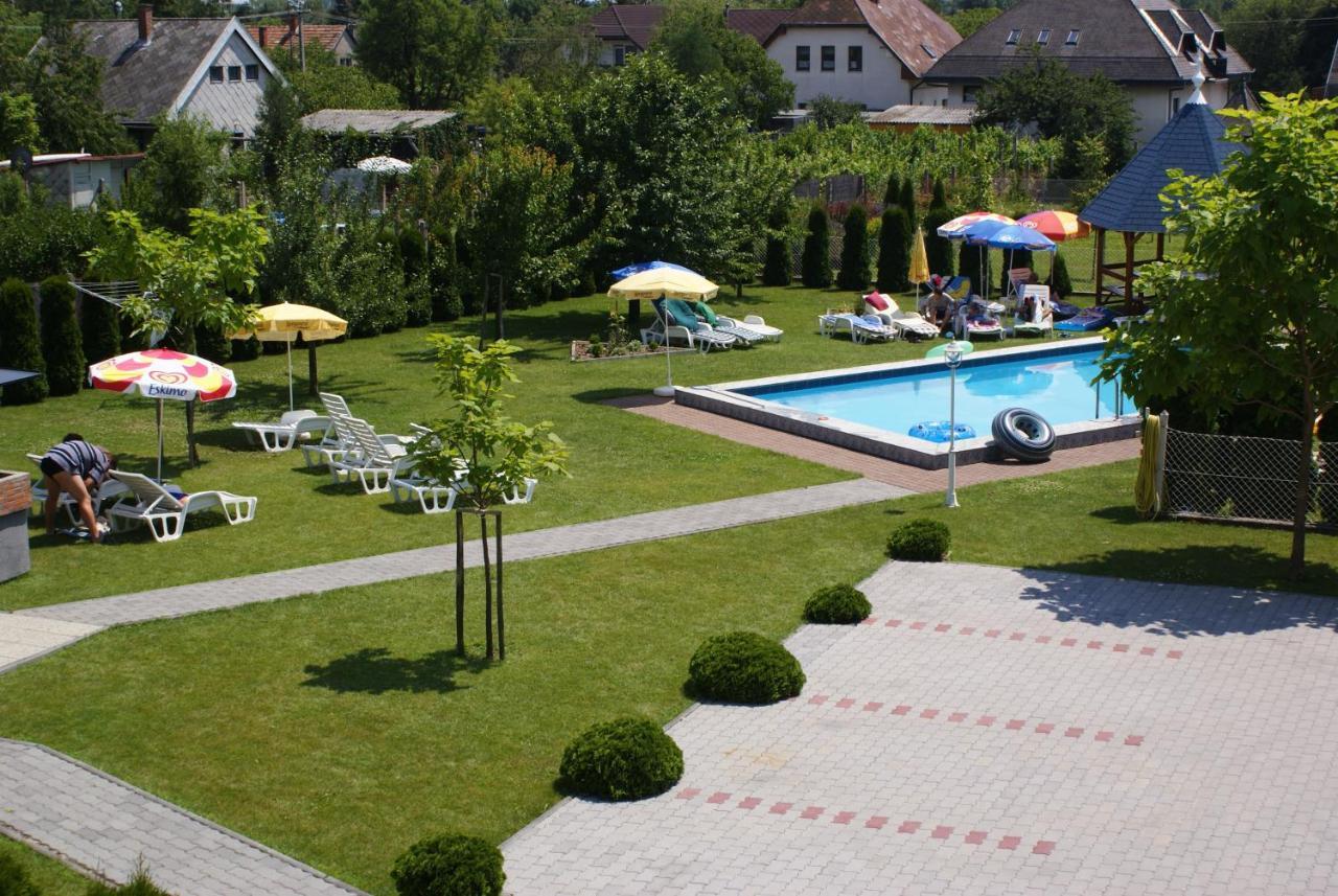 Kek Vendeghaz Family Resort Gyenesdiás المظهر الخارجي الصورة