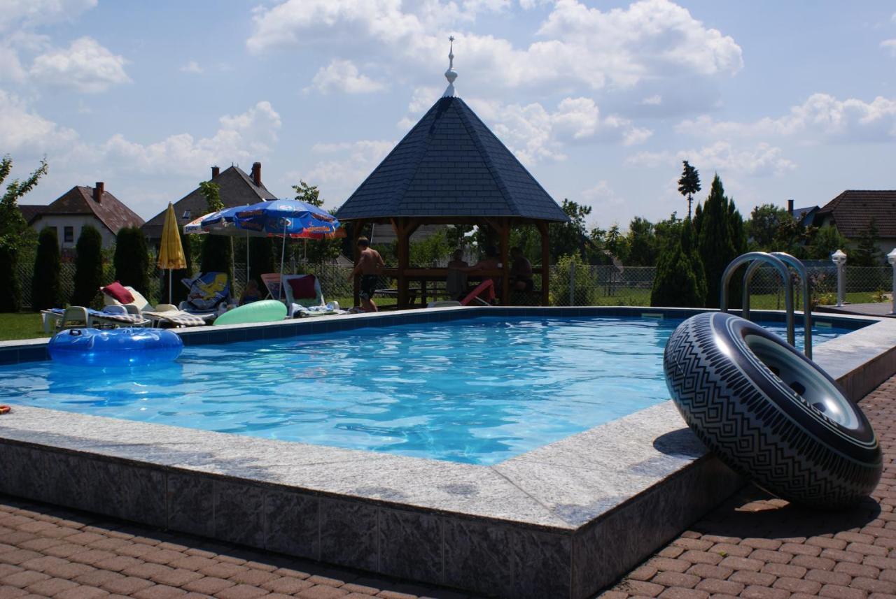 Kek Vendeghaz Family Resort Gyenesdiás المظهر الخارجي الصورة