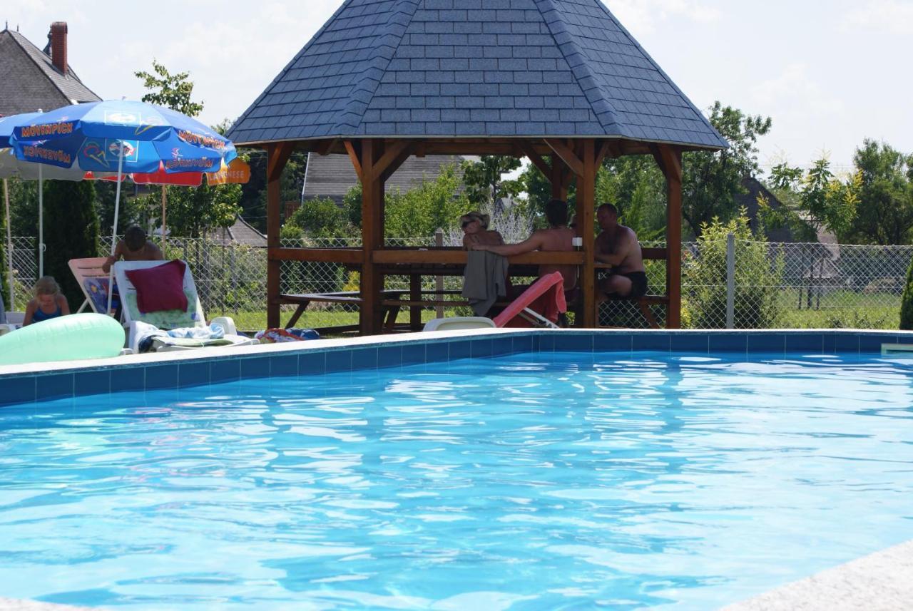 Kek Vendeghaz Family Resort Gyenesdiás المظهر الخارجي الصورة