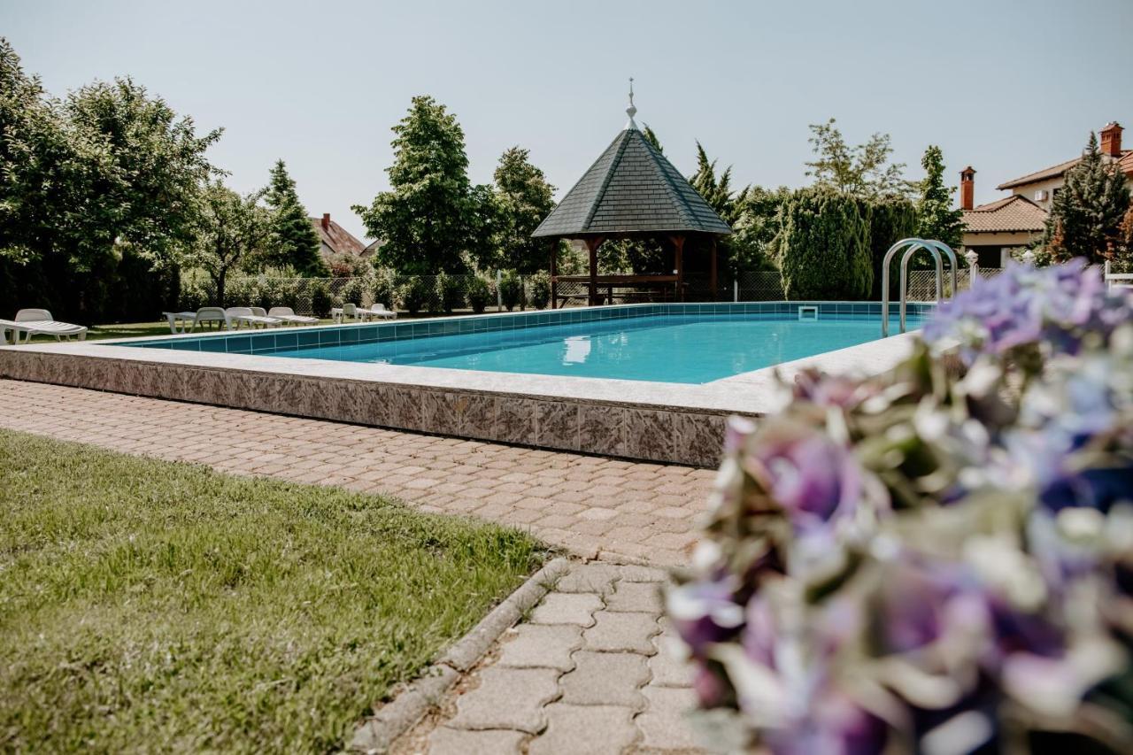 Kek Vendeghaz Family Resort Gyenesdiás المظهر الخارجي الصورة